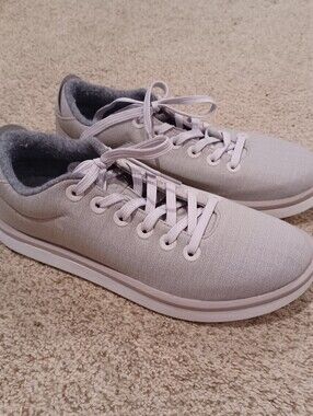 Allbirds Wool Piper sneakers in a gray color with a white sole. Womens Size 10